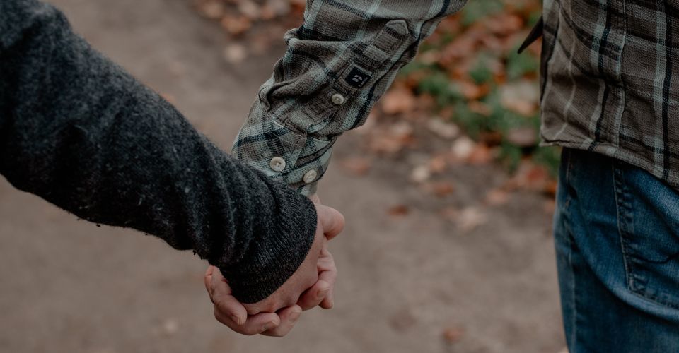 Stel zit tegenover elkaar en overweegt samen verder te gaan na vreemdgaan