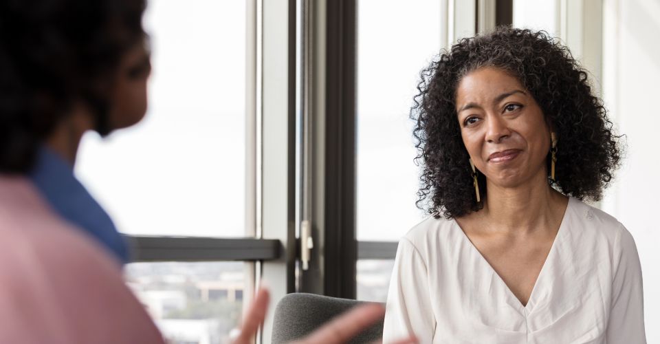 Twee vrouwen in vertrouwelijk gesprek over vreemdgaan, steun zoeken bij één persoon helpt