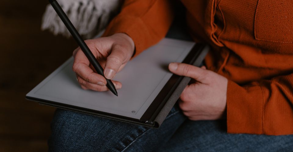 Vrouw schrijft antwoorden op reflectievragen om te bepalen of haar relatie het waard is om voor te vechten