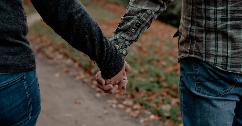 Stel loopt samen vooruit als symbool voor de keuze om te vechten voor de relatie na vreemdgaan