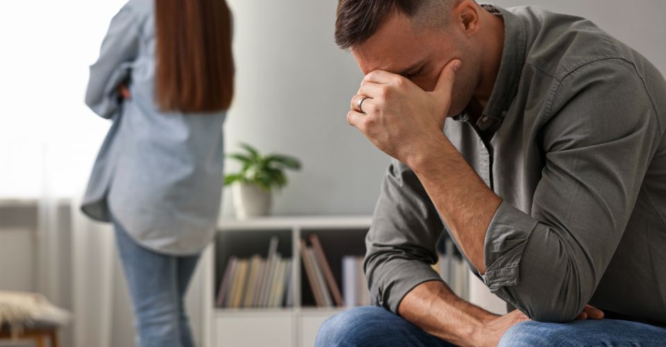 Stel zit naast elkaar zonder verbinding, strategieën botsen tijdens herstel na vreemdgaan