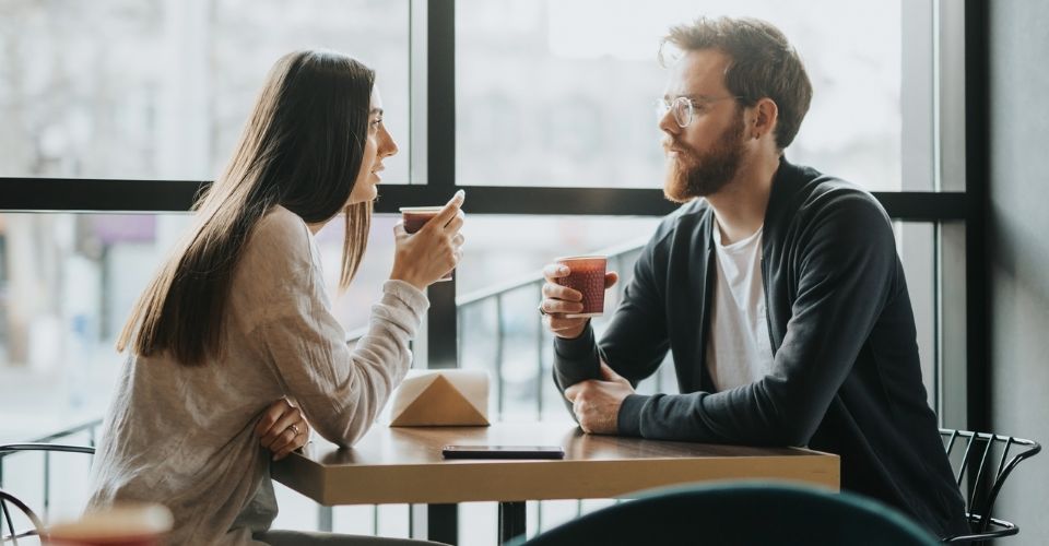 Stel voert een moeilijk gesprek over contact houden na een affaire