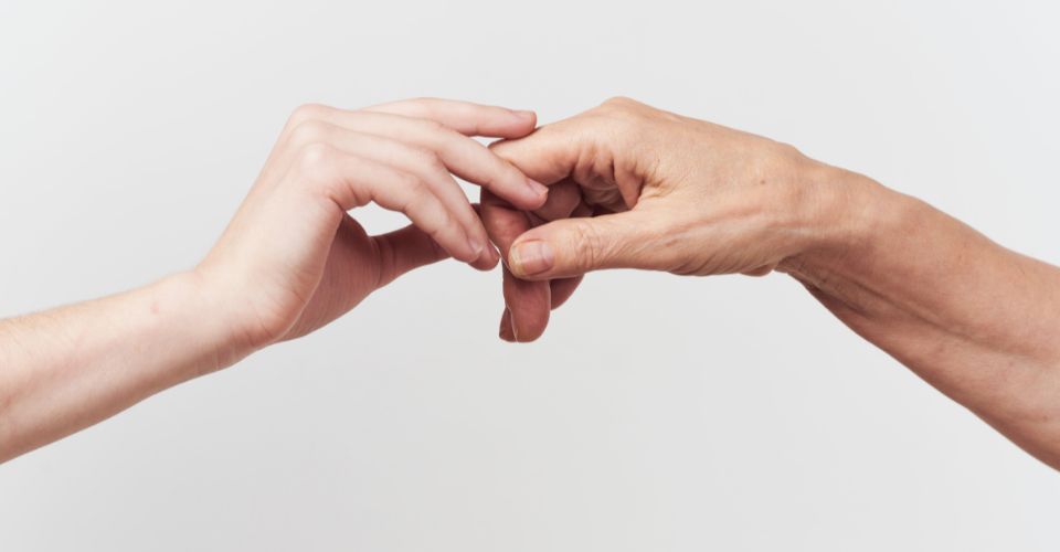 Stel zit naast elkaar met afstand, onderbuikgevoel vreemdgaan zorgt voor twijfel in de relatie