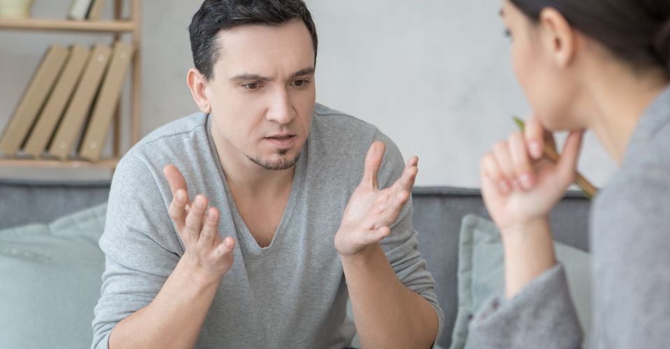 Stel voert een serieus gesprek aan tafel over gedrag na vreemdgaan