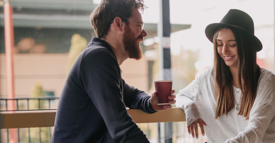 Twee mensen genieten van elkaars gezelschap, verliefdheid op iemand anders voelt intens maar is tijdelijk