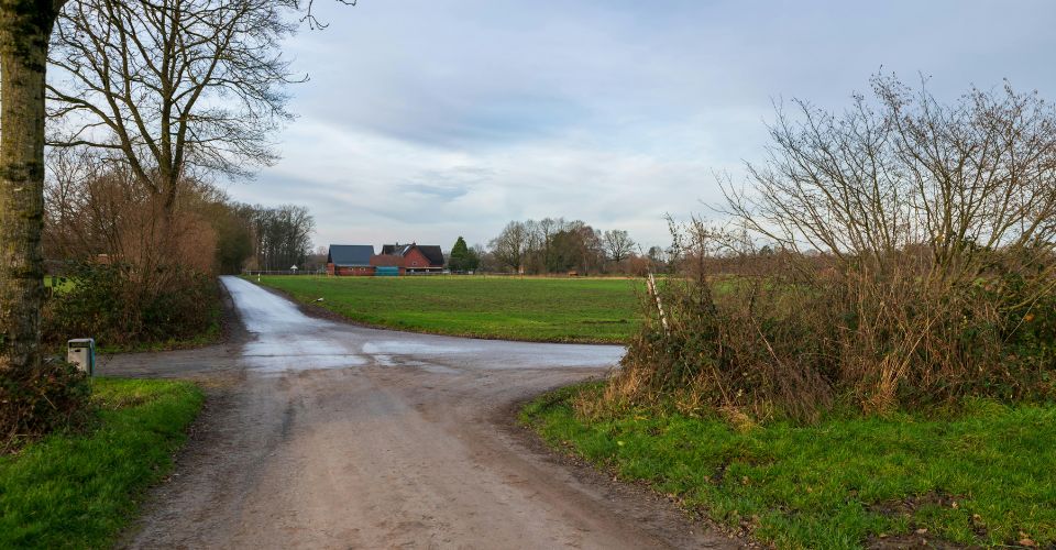 Een kruispunt als symbool voor de keuze om samen verder te gaan na vreemdgaan