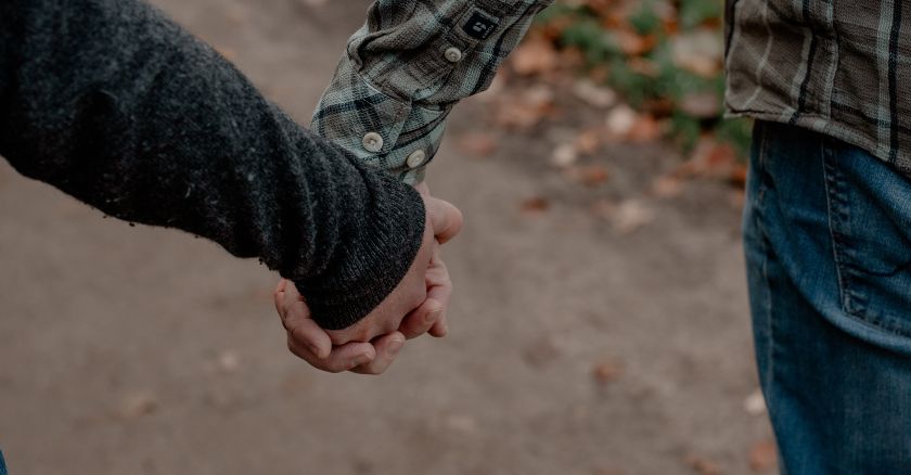 Twee handen die elkaar vasthouden als<br />
symbool voor vergeven en vertrouwen herstellen<br />
na vreemdgaan