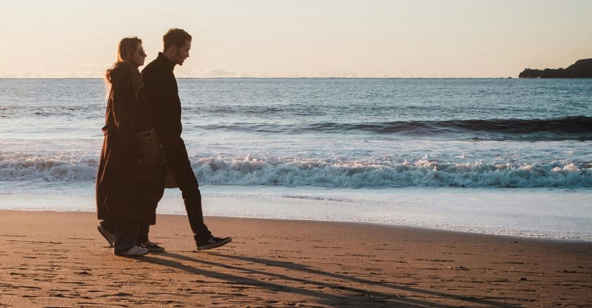 Stel wandelt samen buiten, praten over<br />
vreemdgaan helpt bij het herstellen van vertrouwen<br />
in de relatie