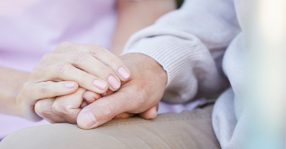 Twee handen die elkaar vasthouden als symbool voor erkenning en vergeven na vreemdgaan