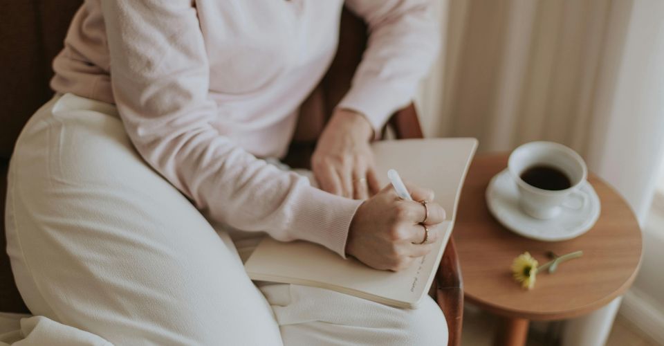 Vrouw schrijft in journal als onderdeel van het proces om zichzelf te vergeven na vreemdgaan